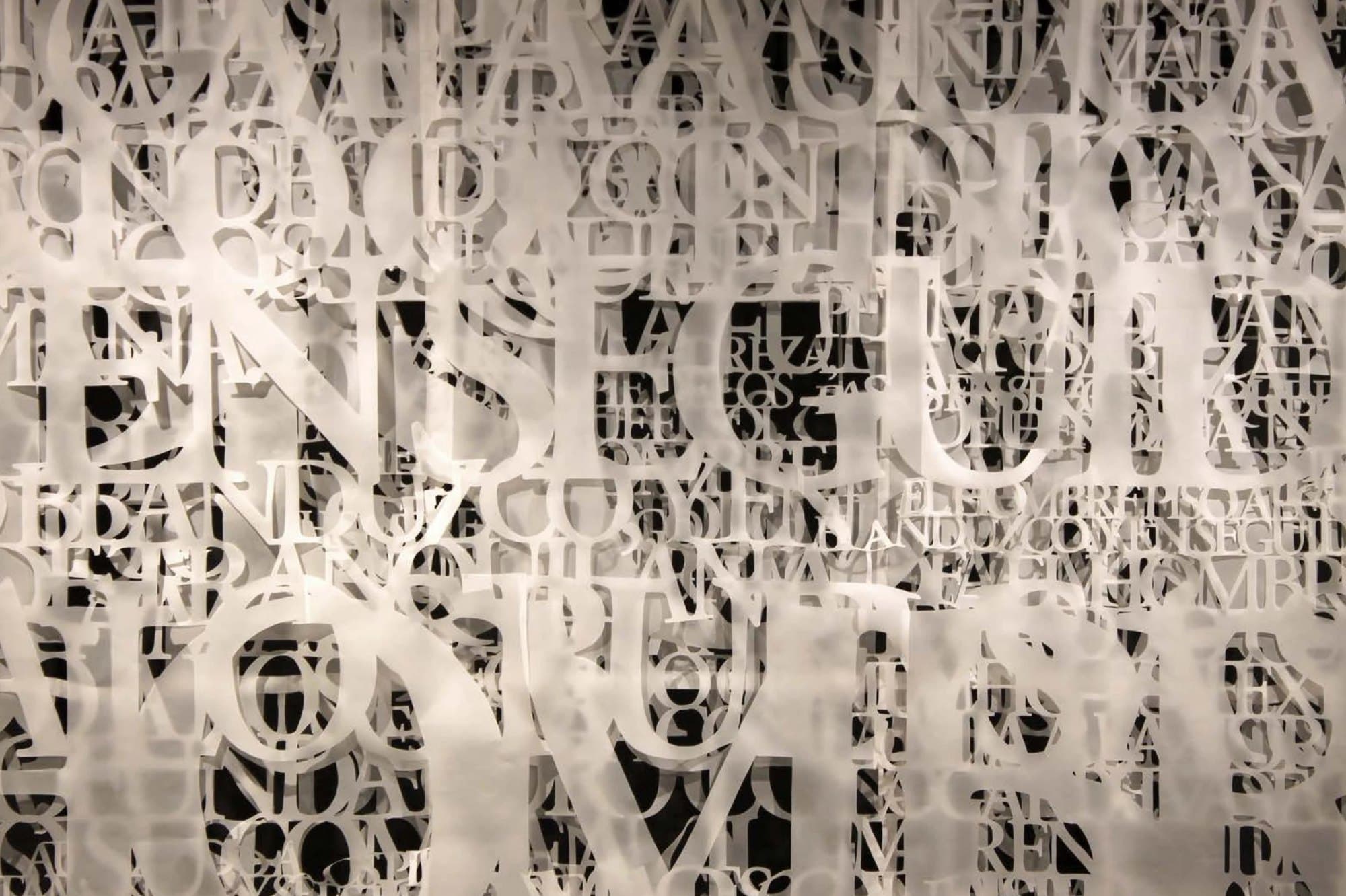 Deep Quiroga, detalle: letras con serifa caladas en capas de papel vegetal