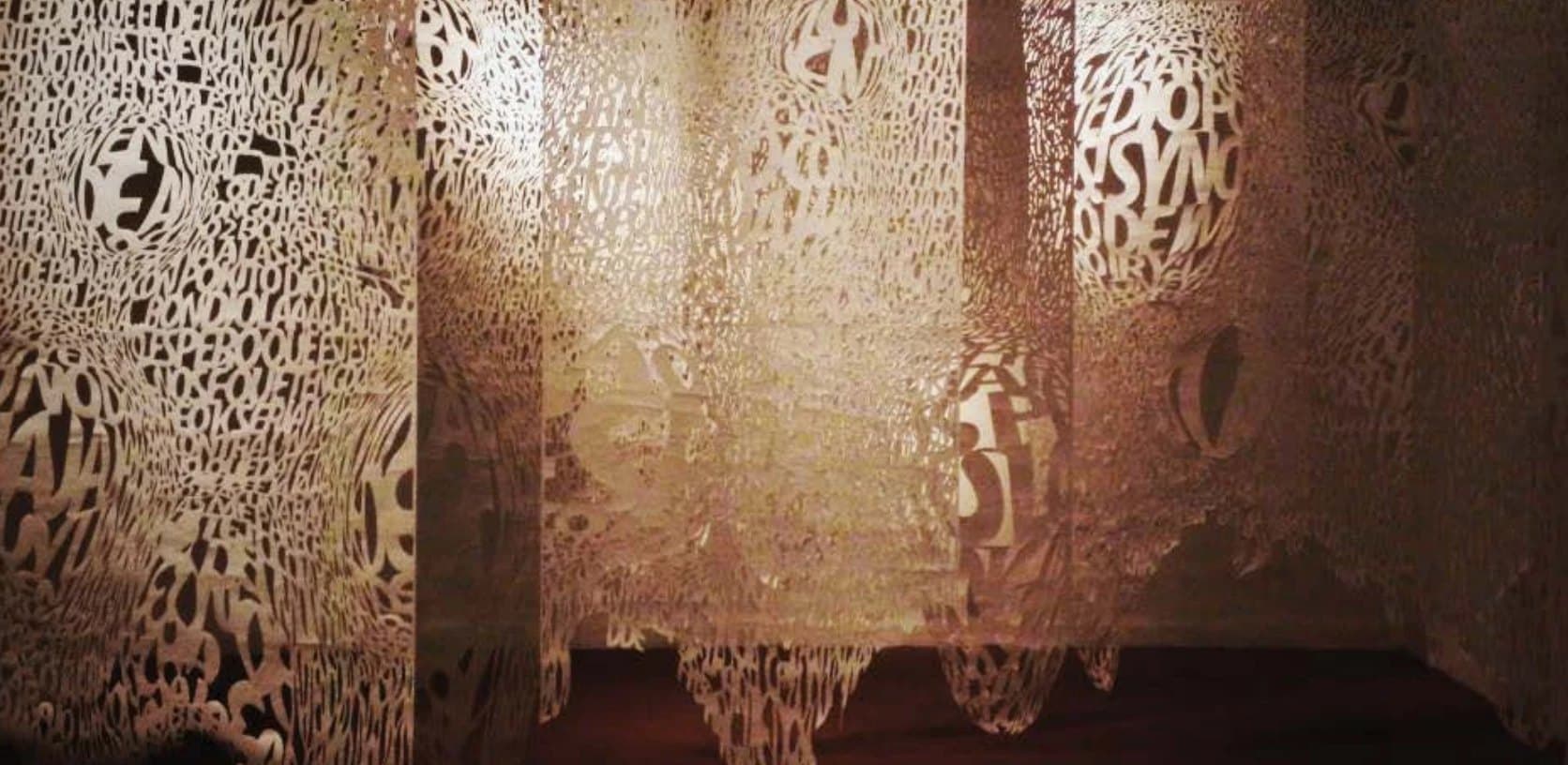 Des-composición, ponele: velos de papel calado iluminados en la sala del Subte
