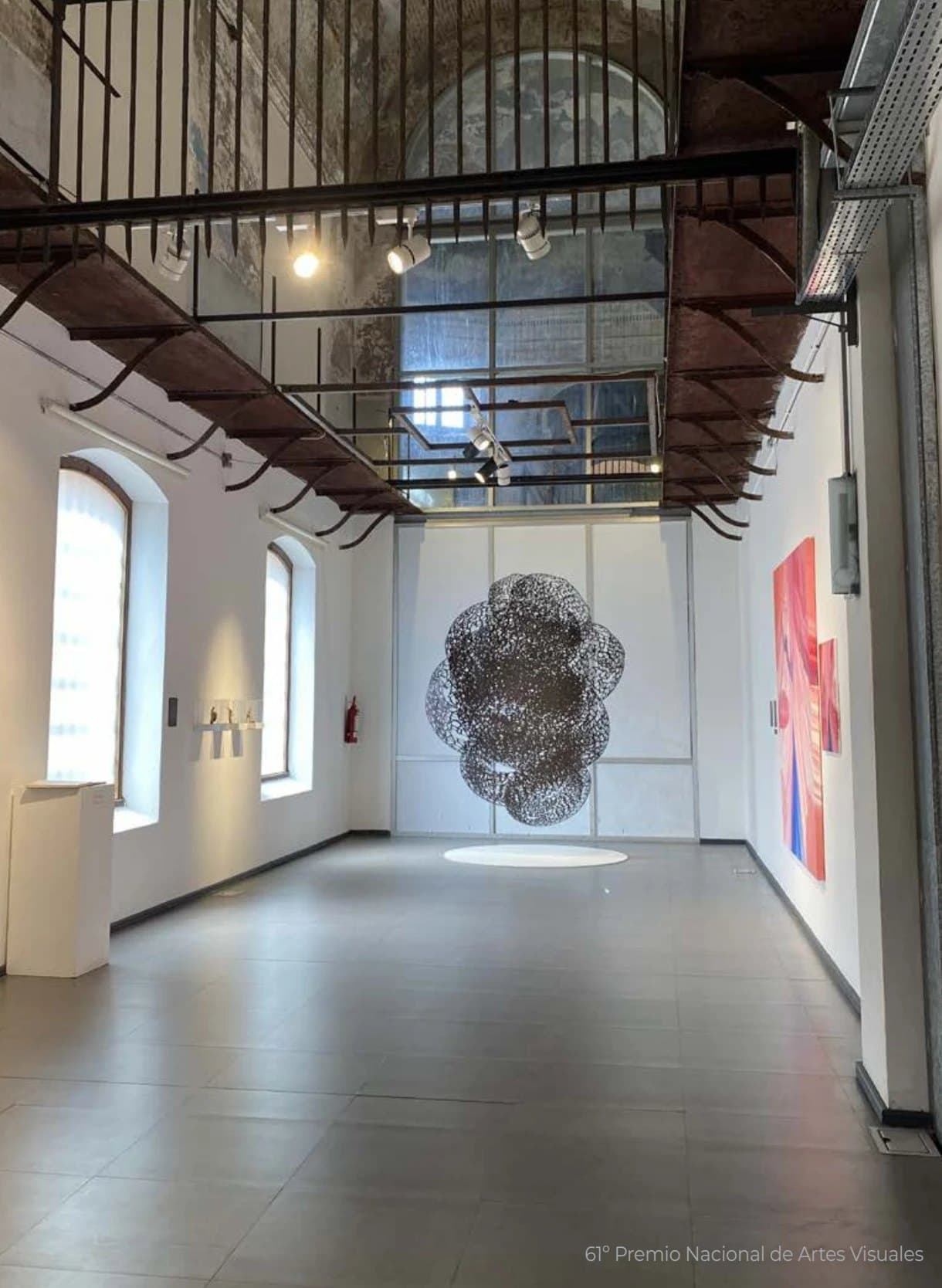 Entrevero al fondo de la sala del Espacio de Arte Contemporáneo