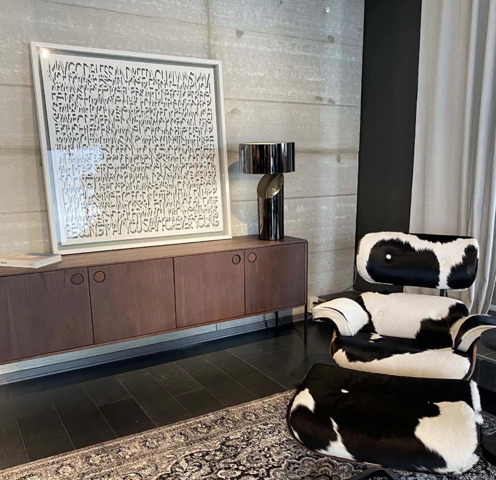 Papel calado enmarcado apoyado sobre un mueble