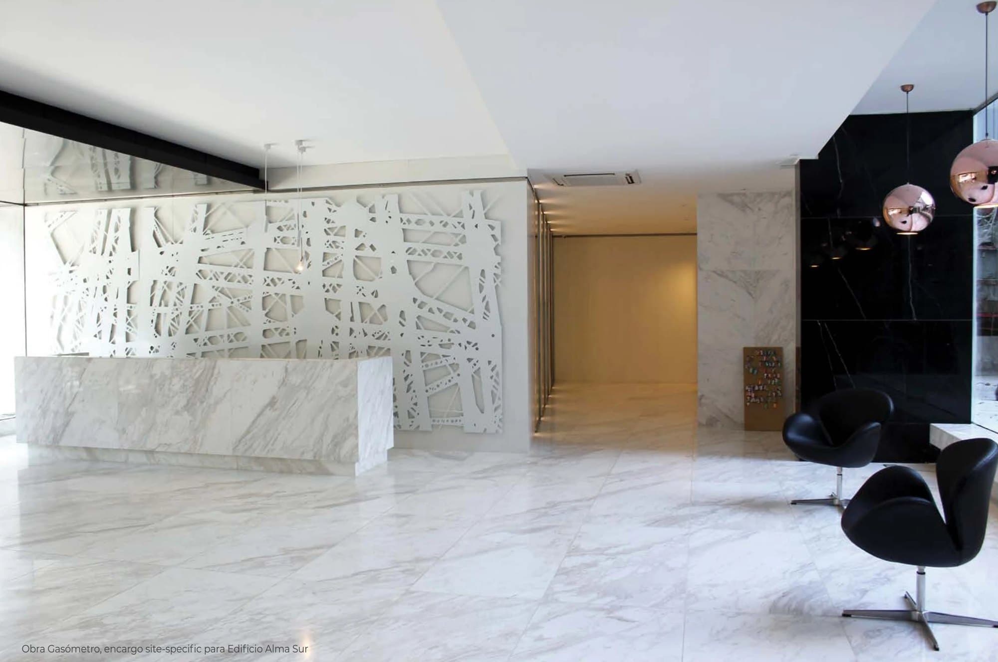 Gasómetro: mural calado blanco en la recepción del Edificio Alma Sur