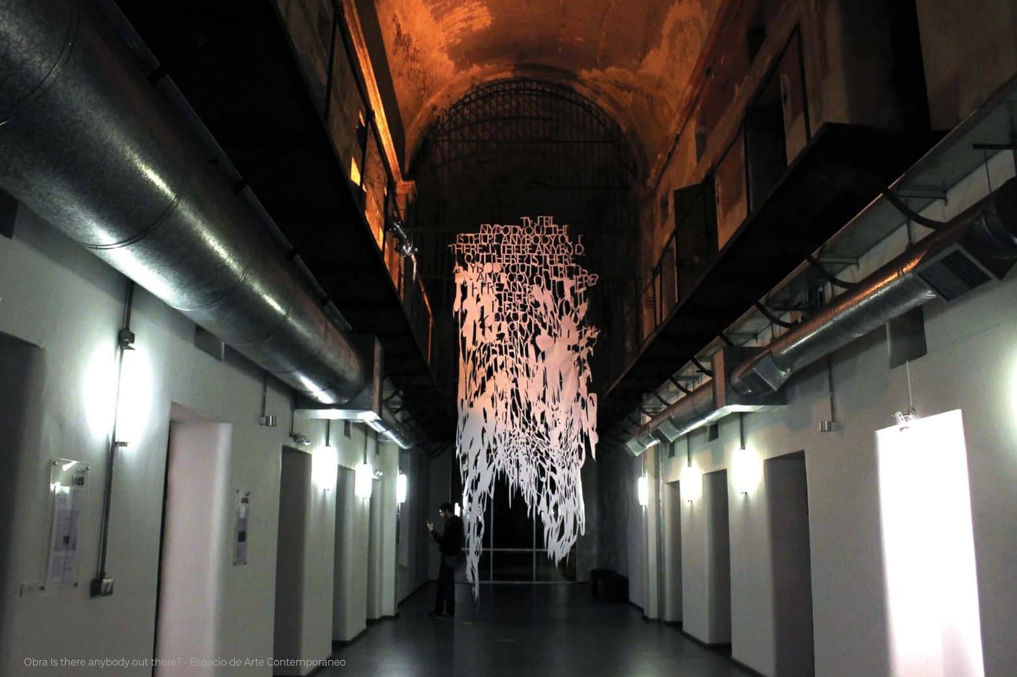 Is there anybody out there?: papel calado colgando al fondo del corredor de la ex cárcel de Miguelete