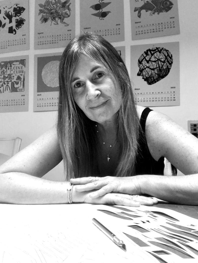 Mane Gurméndez en su mesa de trabajo, con el bisturí y recortes de papel