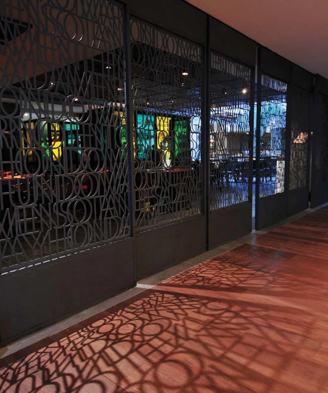 Celosía de letras en el Hotel Hyatt Centric, proyectando sombras sobre el piso